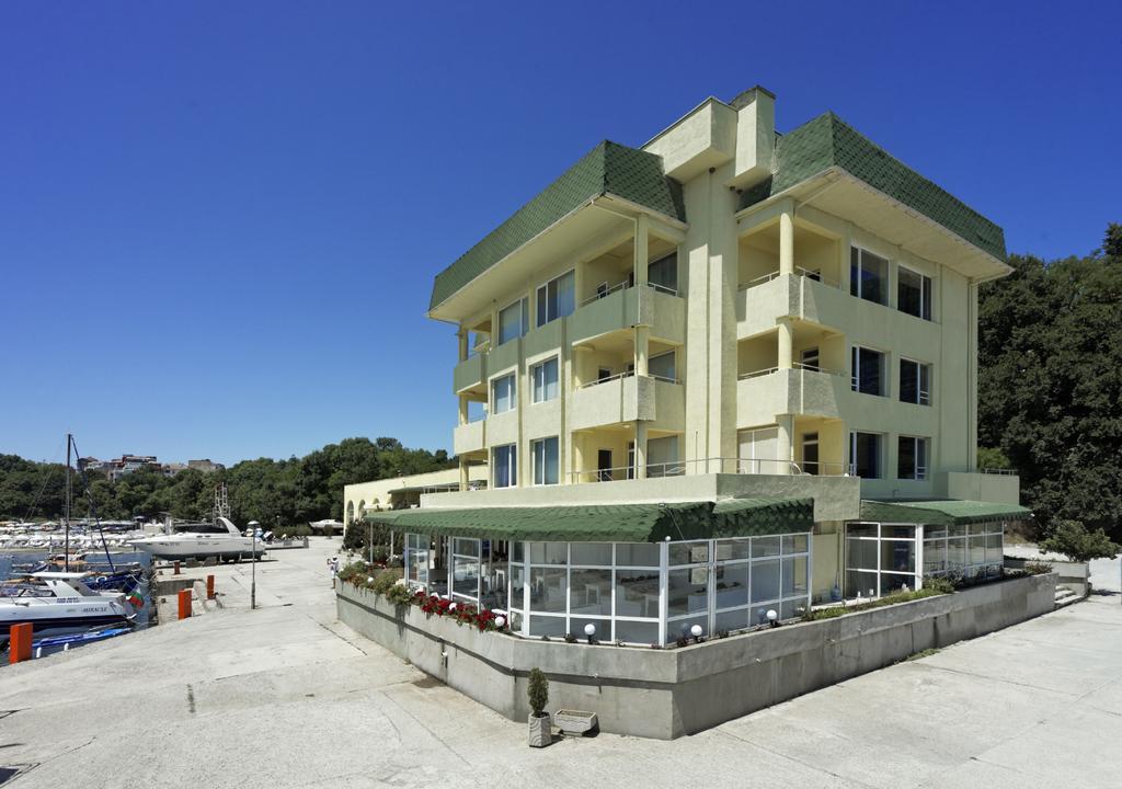 Hotel Marina Kiten  Exterior photo
