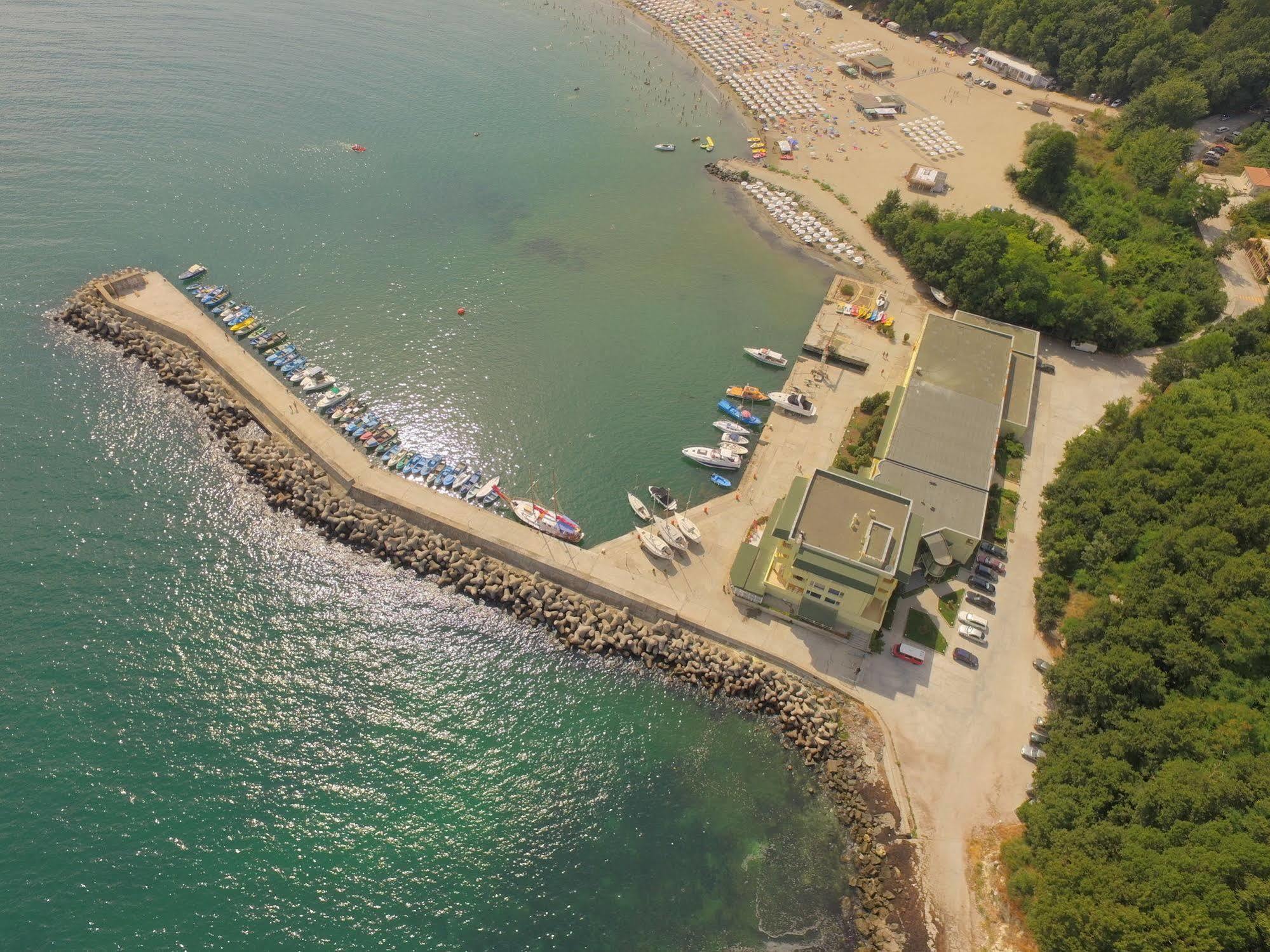 Hotel Marina Kiten  Exterior photo