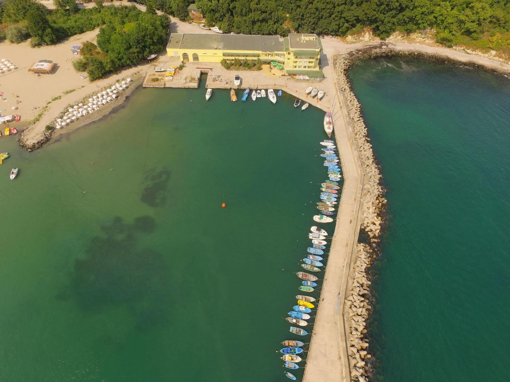 Hotel Marina Kiten  Exterior photo